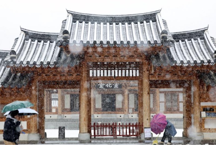 Salju di Atas Atap Bangunan Tradisional