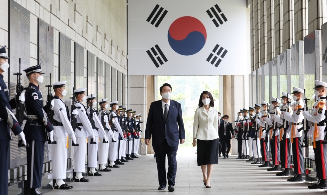 Presiden Yoon Suk Yeol dan Istrinya yang Melewati Monumen untuk Orang Mati