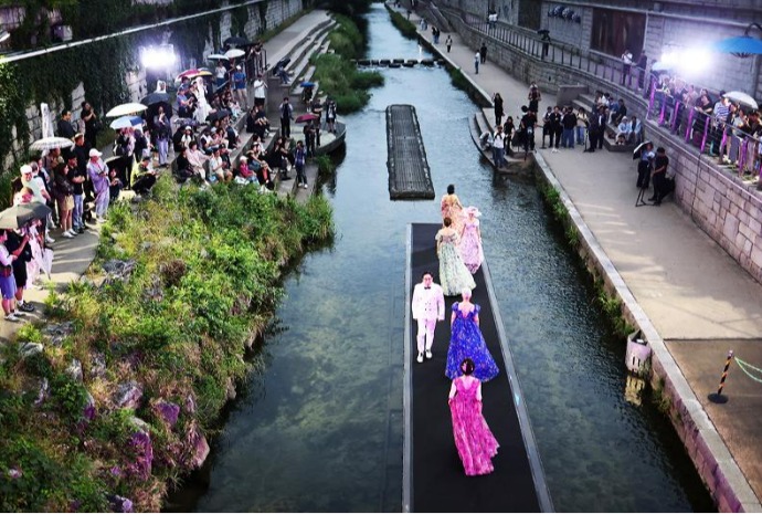 Peragaan Busana di Cheonggyecheon