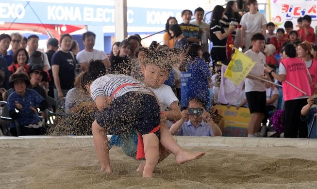 Dua Anak Laki-laki Bertanding dalam Pertandingan Ssireum