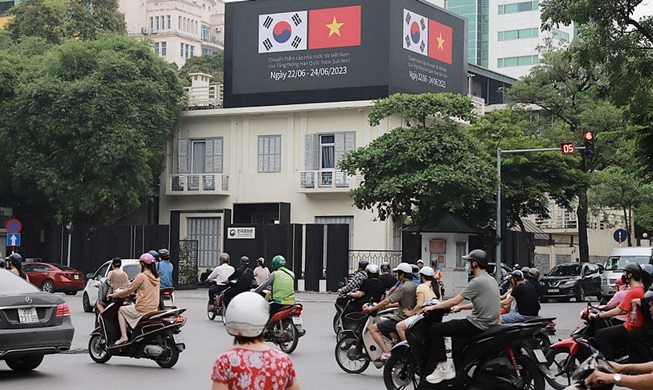 Penayangan Video di Tengah Kota Hanoi untuk Sambut Kunjungan Presiden Yoon