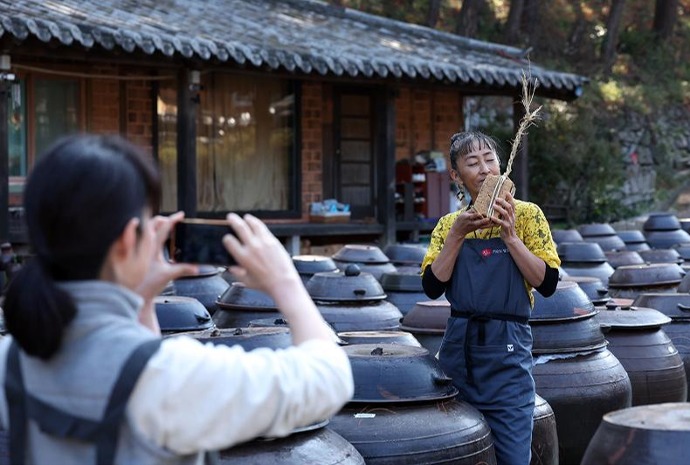 Wisatawan Jepang Berfoto dengan Meju