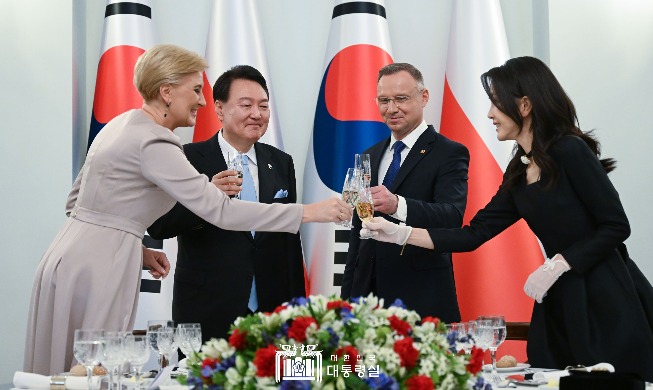 Presiden Yoon Hadiri Jamuan Makan dengan Presiden dan Perdana Menteri Polandia