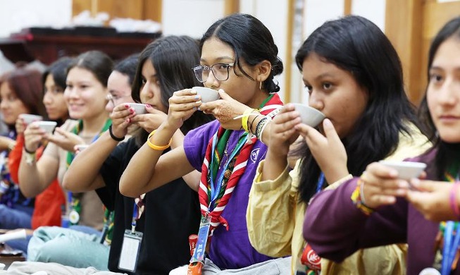 Peserta Jambore Mencoba Pengalaman Minum Teh menurut Tata Cara Tradisional Korea