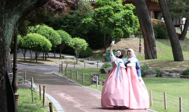 Menyusuri Cheong Wa Dae dengan Hanbok