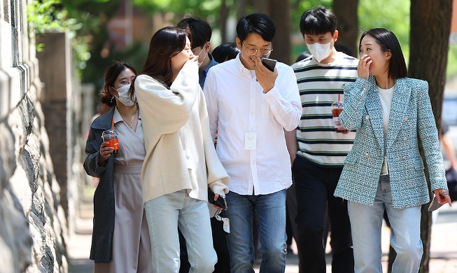 Hari Pertama Cabut Pengenakan Masker di Luar Ruangan, Jalan-Jalan yang Ringan