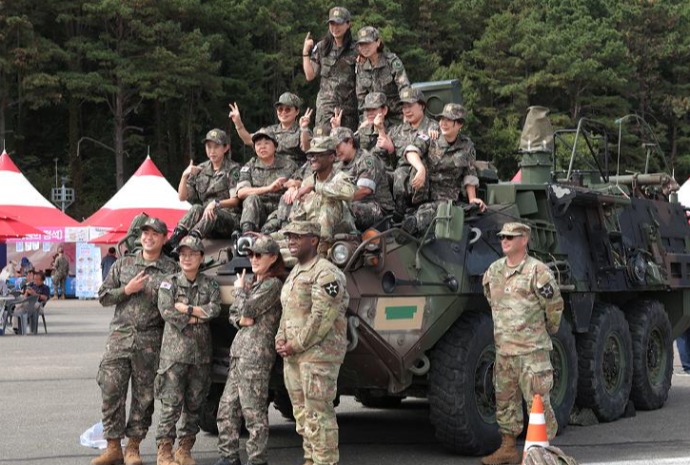 Berfoto Bersama Para Prajurit USFK di Atas Kendaraan Lapis Baja