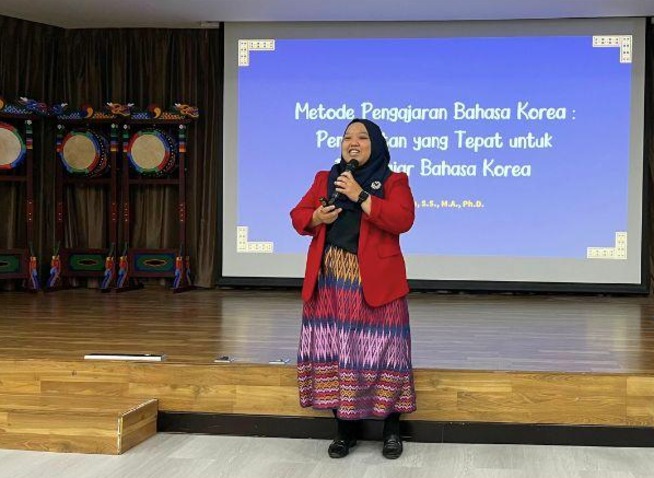 Pengajar Pun Belajar: Memahami Tantangan dan Metode Pengajaran Bahasa Korea