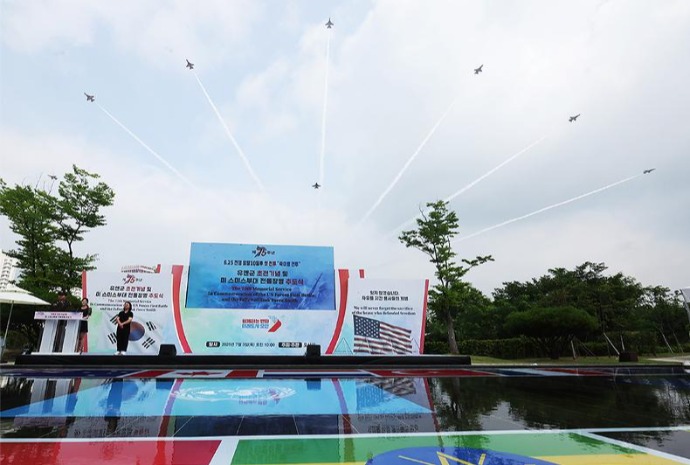 Pertunjukan Black Eagles untuk Peringati Pasukan yang Gugur dalam Perang