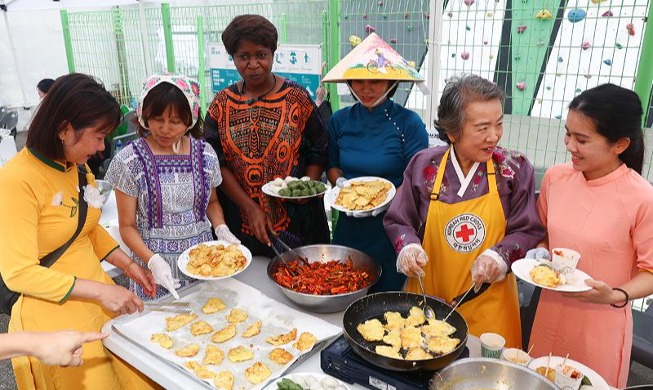 Beberapa Keluarga Multikultural Buat Makanan Chuseok Bersama