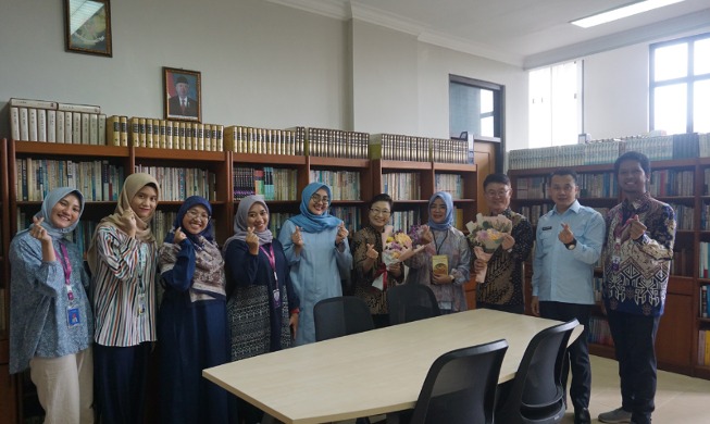 1.500 Buku Didonasikan kepada Korean Studies and Research Center FPBS UPI