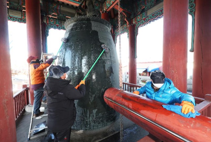 Persiapan Pembunyian Lonceng Malam Tahun Baru