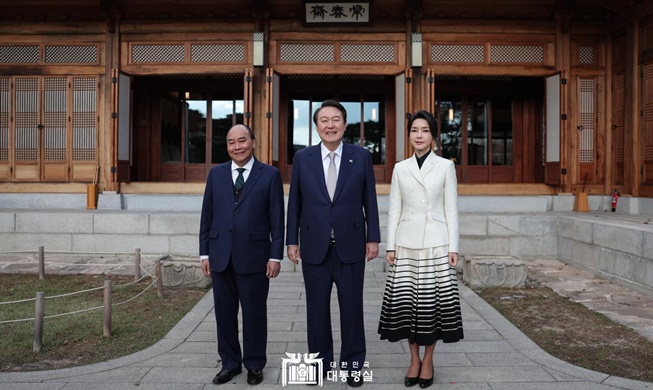 Presiden dan Ibu Negara Korea Berbincang Hangat dengan Presiden Vietnam