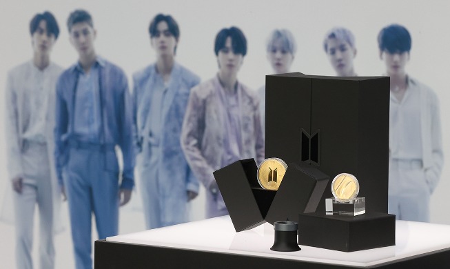 Medali Peringatan Sepuluh Tahun Debut BTS Dirilis