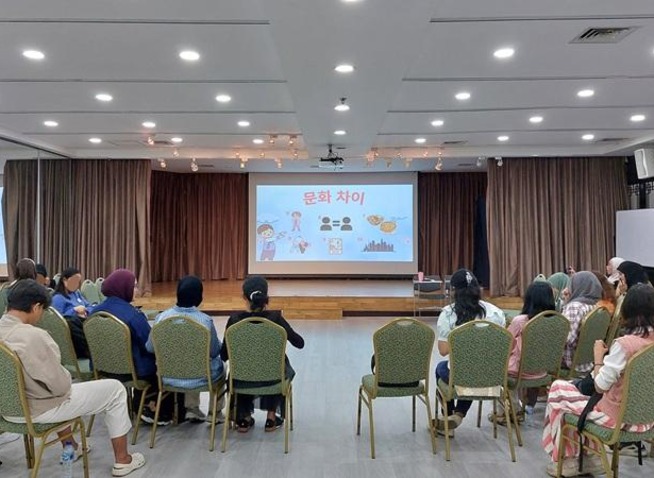 Belajar Percakapan dan Mengenal Perbedaan Budaya di Ruang Bicara Bahasa Korea KCCI