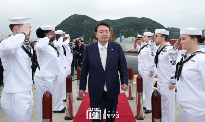 Presiden Yoon Kunjungi Kapal Selam Bertenaga Nuklir Milik AS