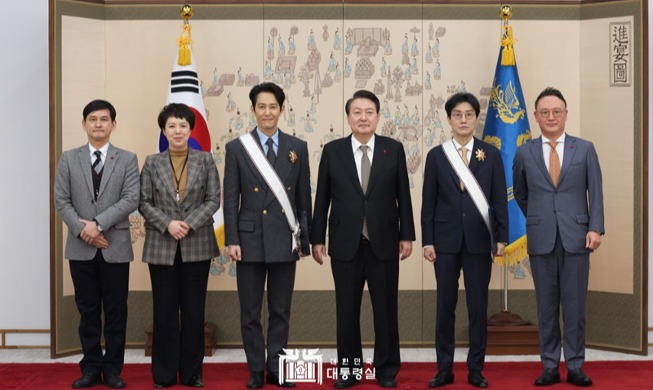 Sutradara Hwang dan Aktor Lee Dianugerahi Golden Crown Order of Cultural Merit