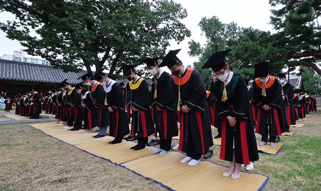 Upacara Tradisional untuk Menyambut Kelulusan Mahasiswa