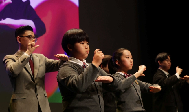 Lagu Kebangsaan Korea Dinyanyikan dengan Bahasa Isyarat