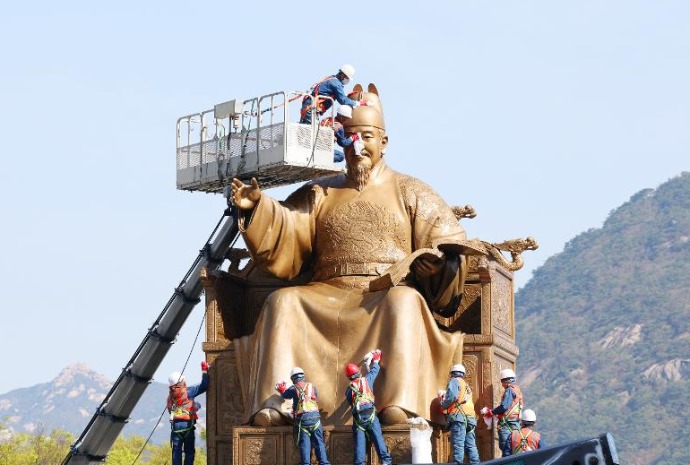 Pembersihan Patung Maharaja Sejong