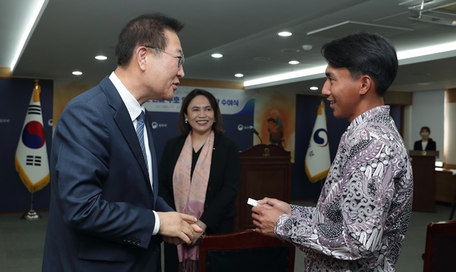 3 Orang WNI Raih Penghargaan Menteri Kehakiman Atas Jasanya dalam Selamatkan Warga Desa