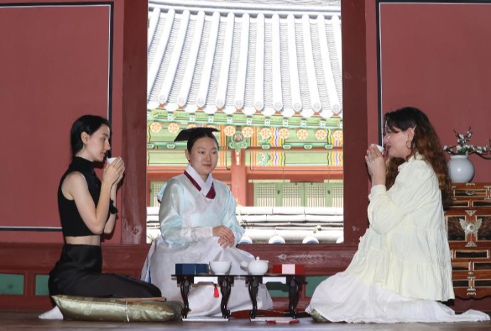 Meminum Teh Herbal untuk Raja di Istana Changdeokgung