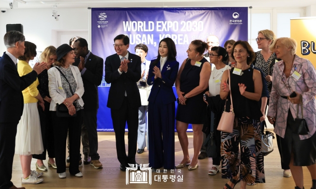 Ibu Negara Korea Hadir dalam Pameran Bertema Busan di Paris