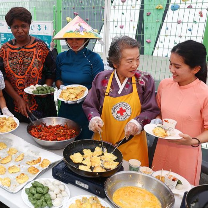 Beberapa Keluarga Multikultural Buat Makanan Chuseok Bersama