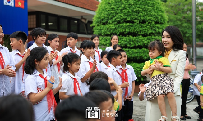 Ibu Negara Kim Keon Hee Hadiri Program Donasi Sepeda di Hanoi