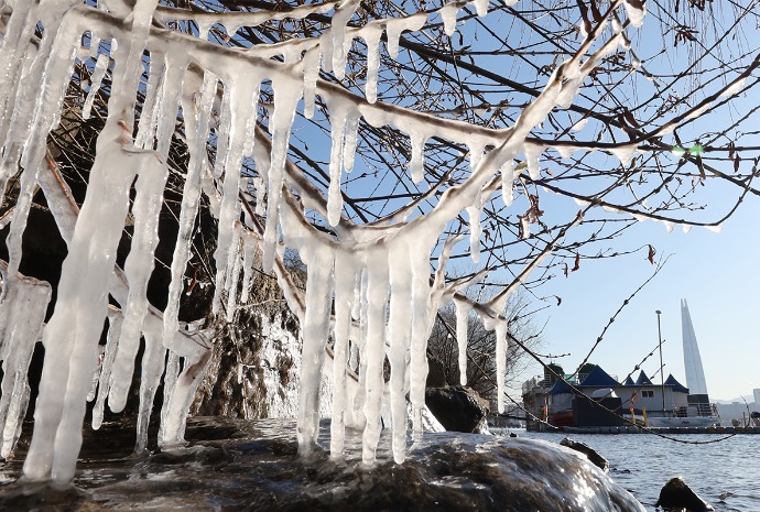 Gelombang Dingin Tinggalkan Gugusan Es