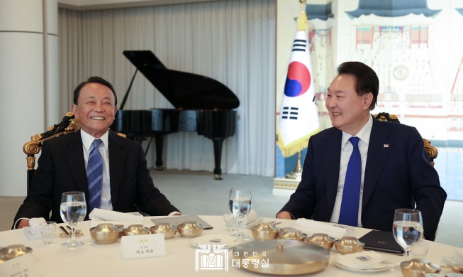 Presiden Yoon Hadiri Jamuan Makan Malam Dengan Mantan PM Jepang Aso