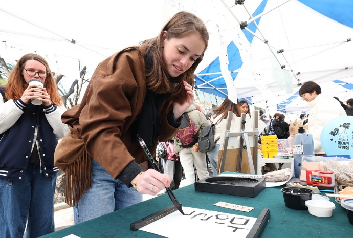 Aroma Tinta Kaligrafi Menyebar di Kampus