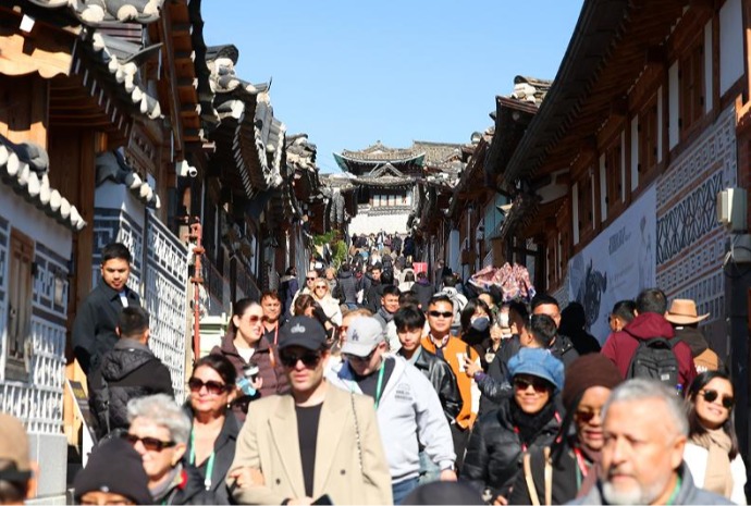 Kerumunan Wisatawan Asing Penuhi Desa Hanok Bukchon