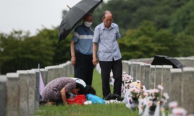 Warga-Warga yang Beribadah di Pemakaman Nasional sebelum Peringatan 72 Tahun Perang Korea 6.25