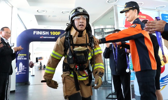 Petugas Pemadam Kebakaran Naik sampai Lantai 100 dengan Peralatan Seberat 20 Kg