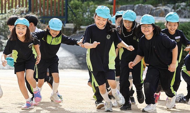 Anak-anak yang Berlari Ketika Hari Pertama Kewajiban Memakai Masker Dihapus