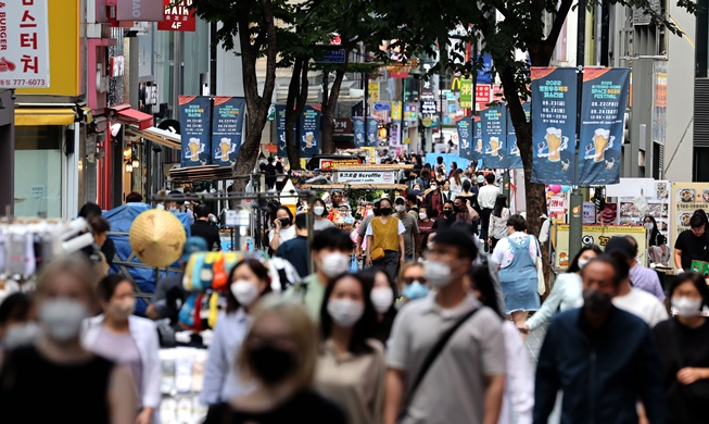 Aturan Wajib Masker di Luar Ruangan Dicabut Per 26 September