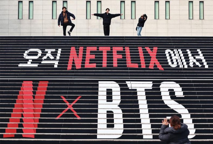 Wisatawan Mancanegara Berfoto di Depan Promosi Konser BTS