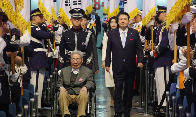 Presiden Yoon Memasuki Ruang Upacara Peringatan Hari Kemerdekaan Korea Bersama Pejuan...