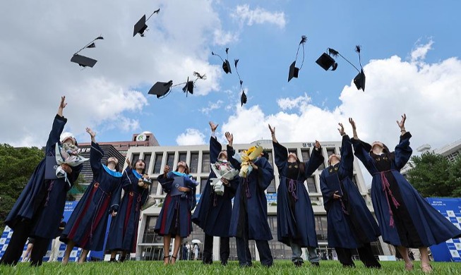 Para Wisudawan Lempar Topi Wisuda ke Udara