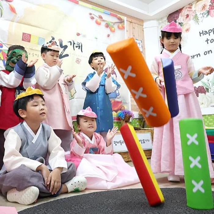Anak-anak Bermain Yunnori Jelang Hari Raya Chuseok