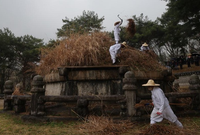 Tradisi Membersihkan Makam Raja Taejo di Donggureung
