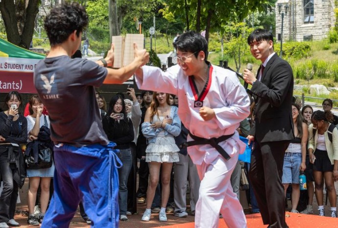 Peragaan Gerakan Taekwondo