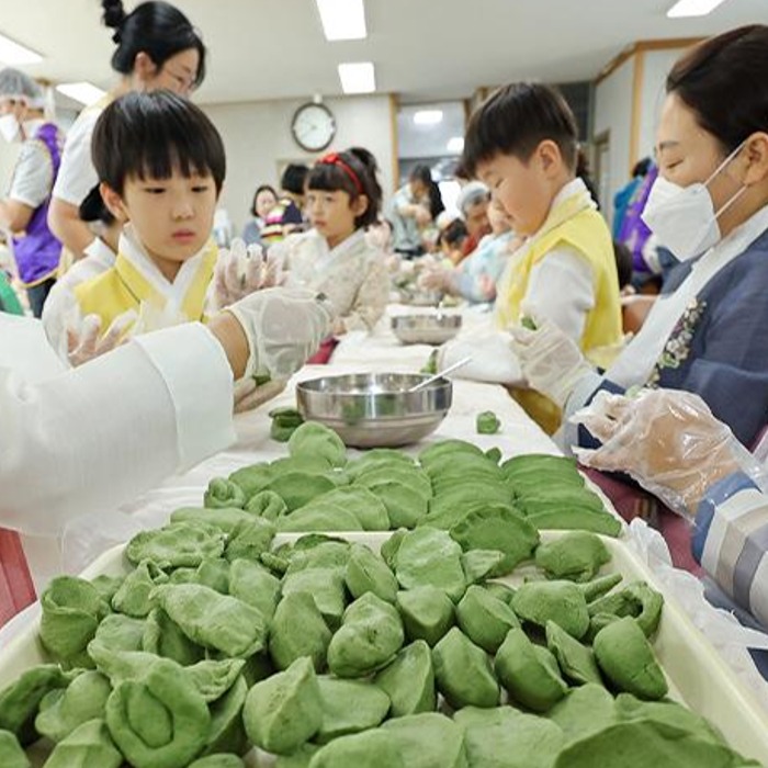 Anak-anak Belajar Membuat Songpyeon