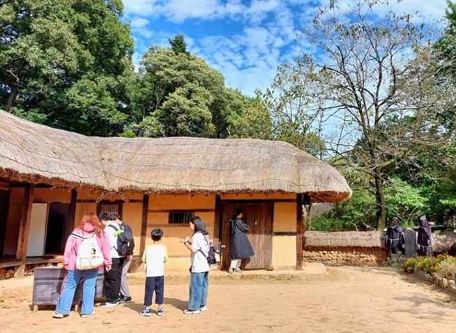 Pesona Budaya Tradisional Korea di Desa Rakyat Korea