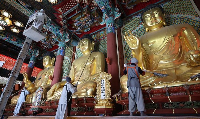 Para Biksu Bersihkan Debu dari Patung Buddha di Kuil Jogyesa