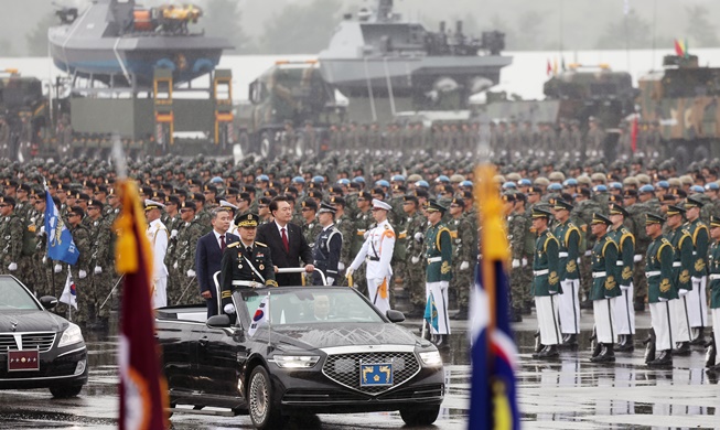 Presiden Yoon Inspeksi Upacara Peringatan Hari Tentara Nasional