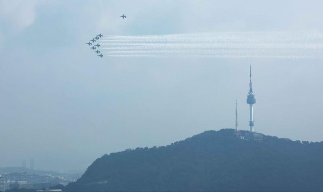 Tim Penerbangan Khusus Black Eagles Berlatih di Atas Langit Seoul