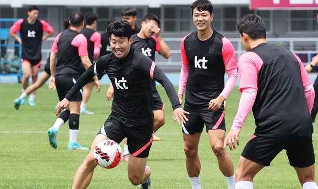 Son Heung-min Yang Berlatih sebelum Pertandingan Melawan Paraguay