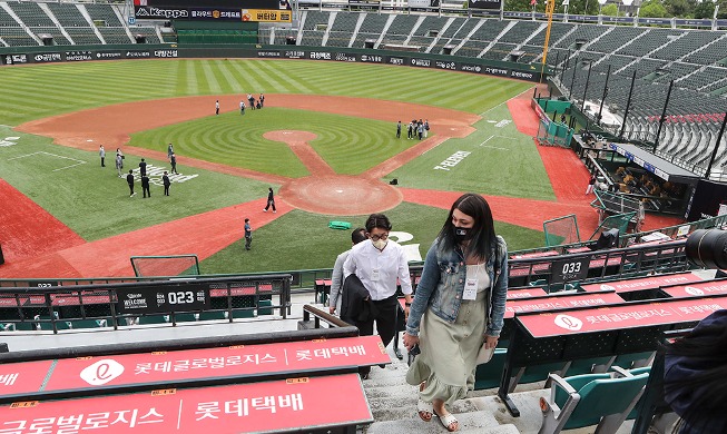 Sekretariat MLB mengunjungi Stadion Baseball Sajik di Busan untuk Memikirkan Tur All-Star